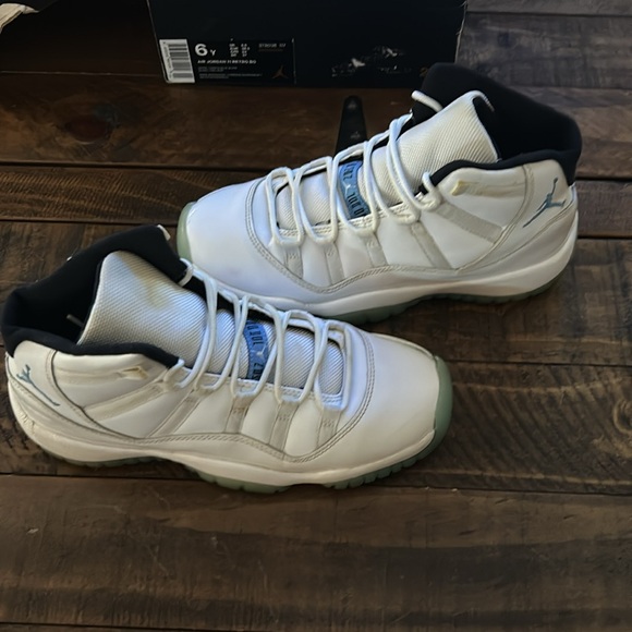 Air Jordan Retro 11 - Picture 8 of 10